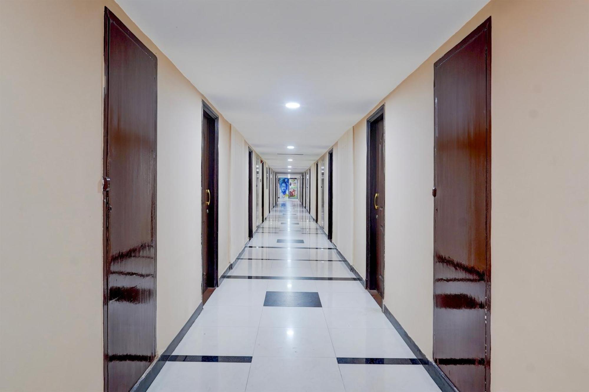 Super Townhouse Koyambedu होटल